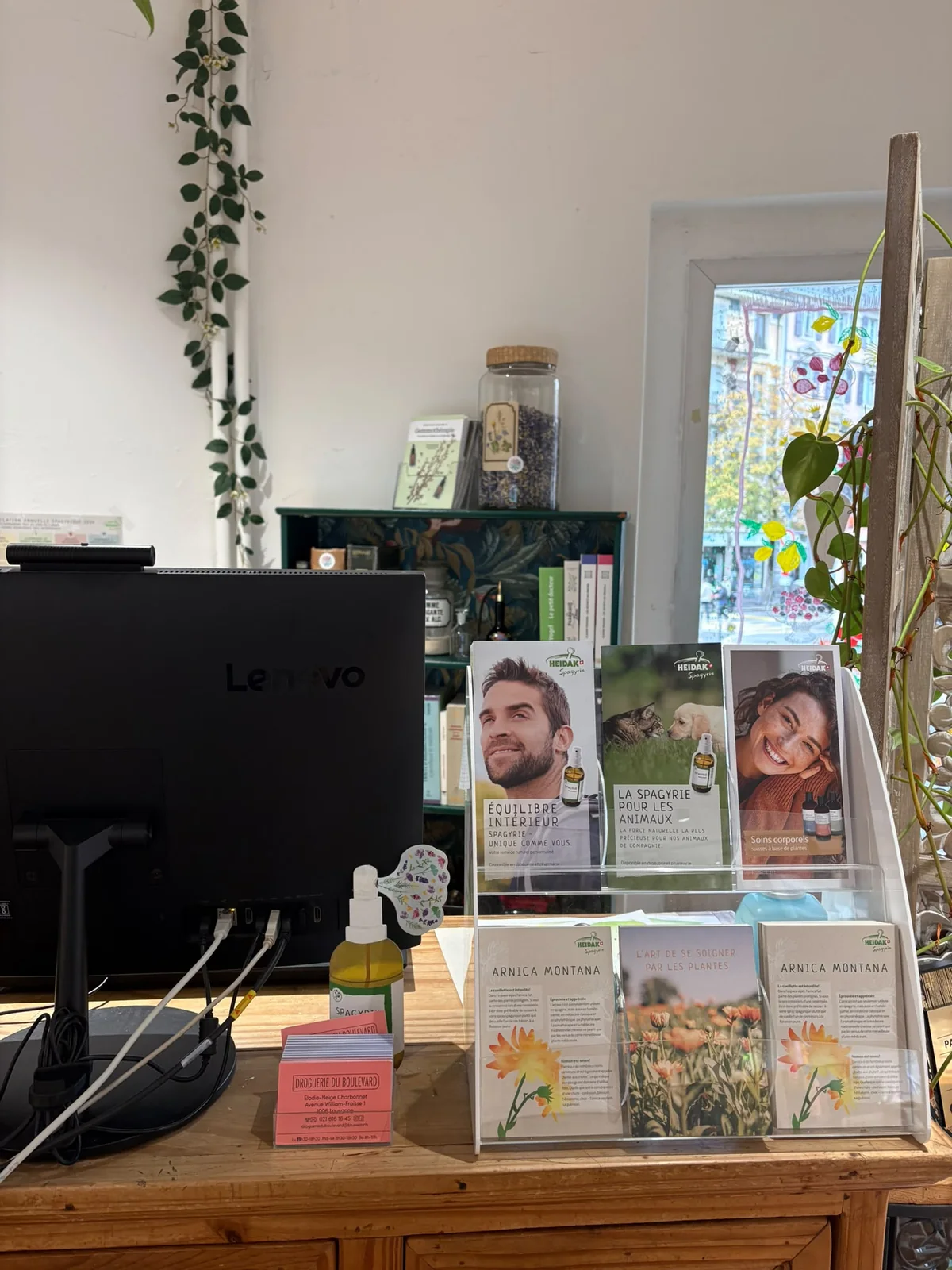 Le comptoir de la droguerie : conseils, dépliants de spagyrie et bocal de plantes