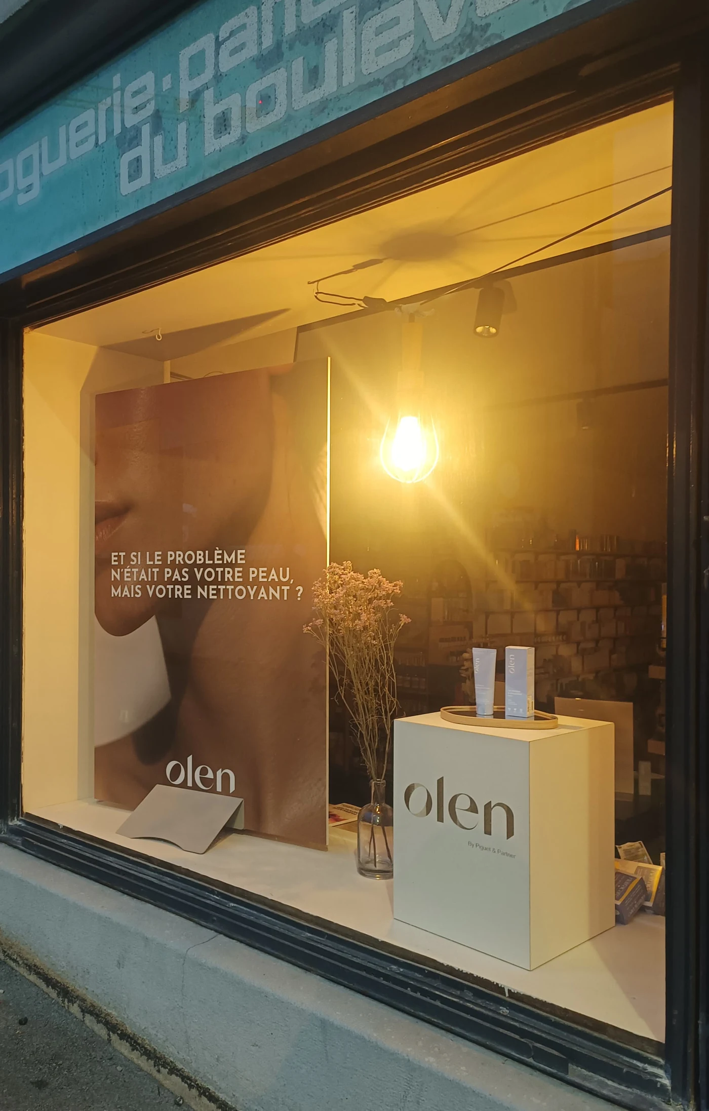 La vitrine de la Droguerie du Boulevard éclairée le soir