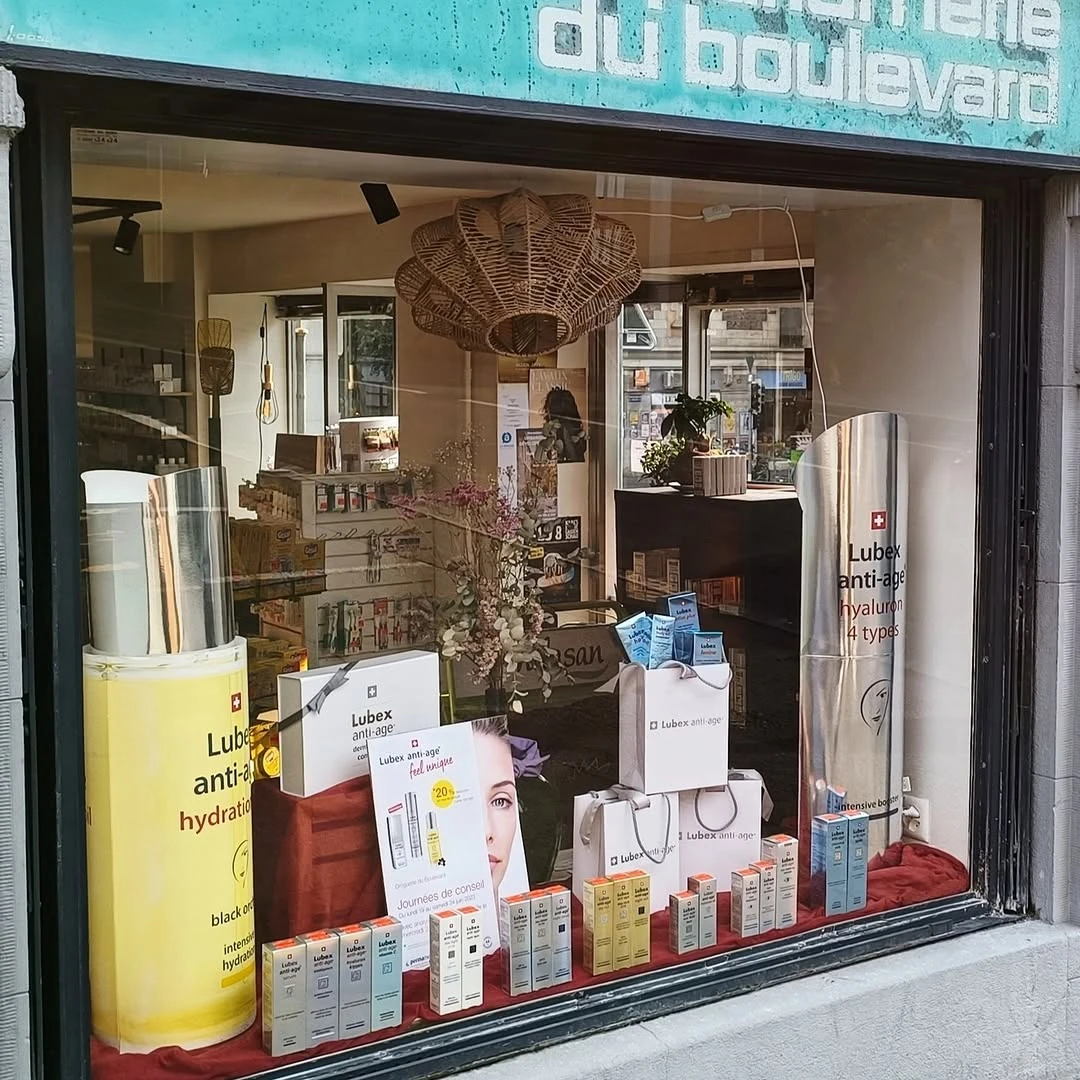 La vitrine de la Droguerie du Boulevard en journée